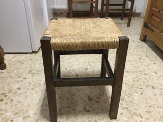 Banqueta de madera y anea