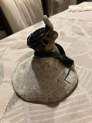 Figura de cerámica estilo antiguo