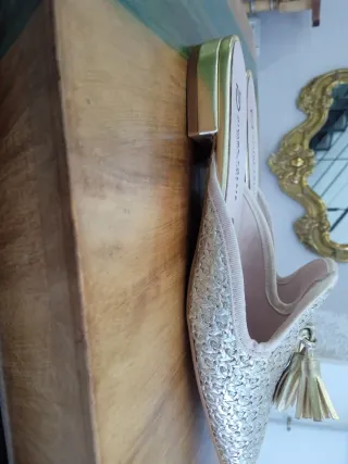 Zapatos DIVINE dorados mujer
