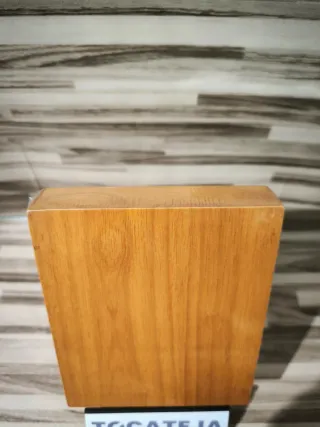 Juego de habilidad de madera con puntos de colores