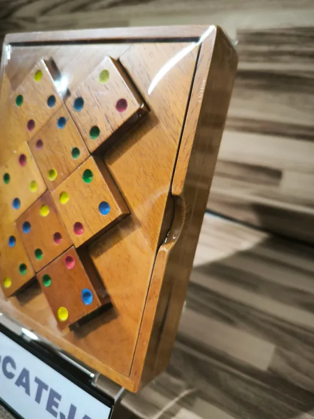 Juego de habilidad de madera con puntos de colores