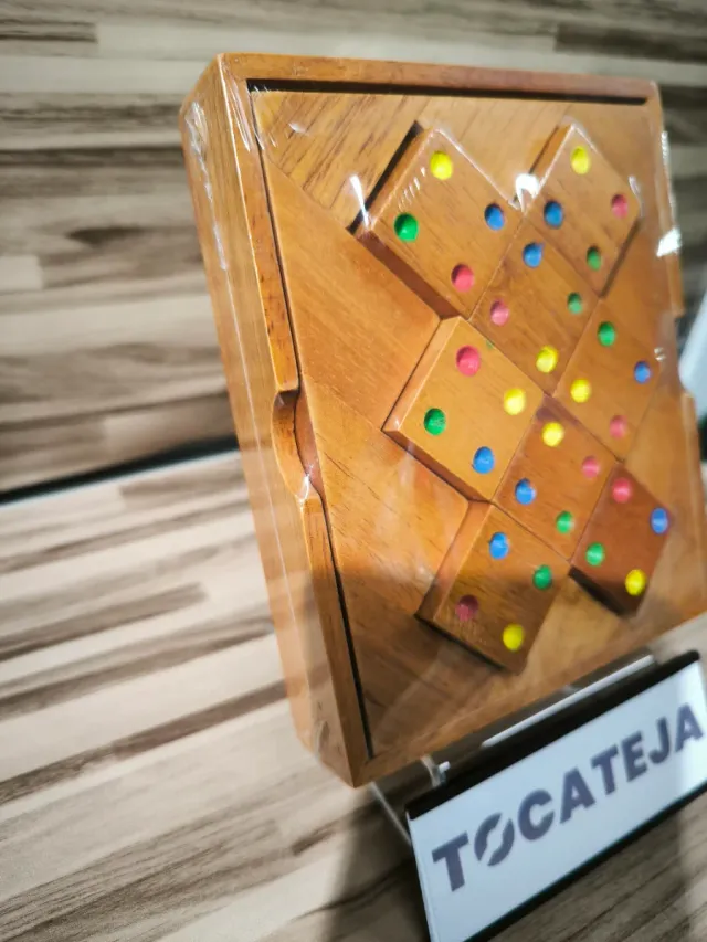 Juego de habilidad de madera con puntos de colores