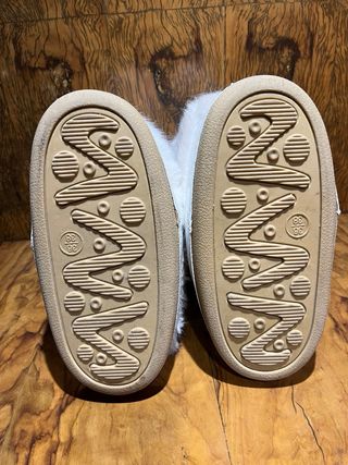 Botas de invierno peludas beige y blancas