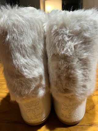 Botas de invierno peludas beige y blancas