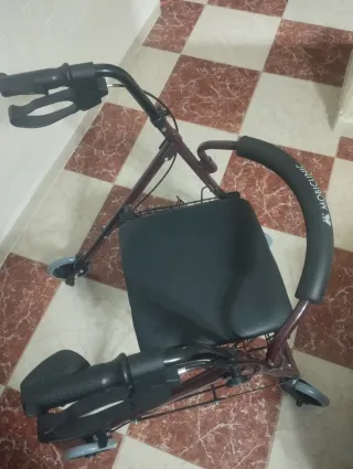 Andador MOBICLINIC con asiento y cesta