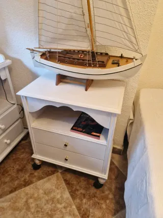 Mesilla de noche con ruedas