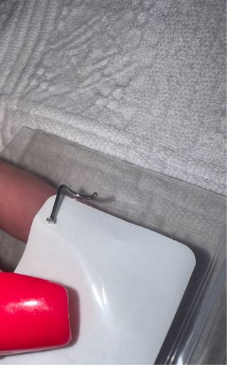 Piercing chiodino curvo in titanio con brillantino