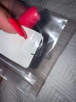 Piercing chiodino curvo in titanio con brillantino