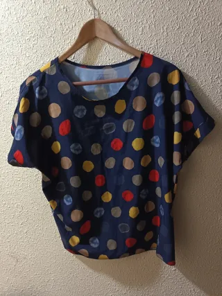 Camiseta azul con topos multicolor