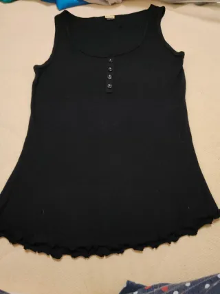 Top estivo nero con bottoni