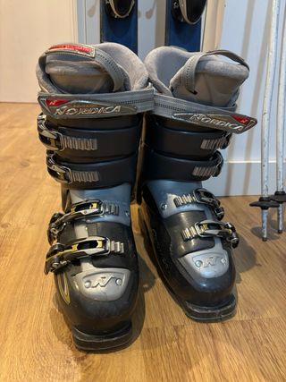 Esquís, y bastones Quechua + botas Nordica