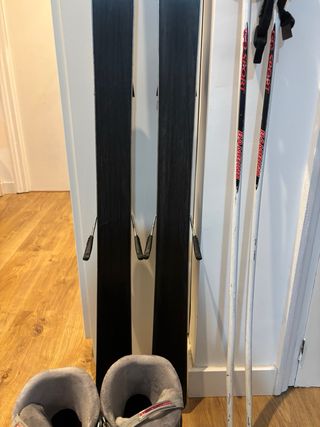 Esquís, y bastones Quechua + botas Nordica