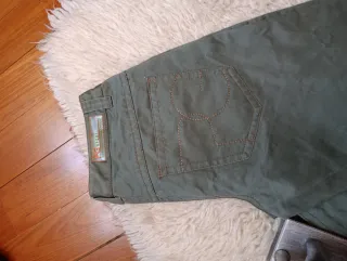 Pantalón verde con bordado paisley