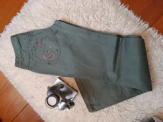 Pantalón verde con bordado paisley