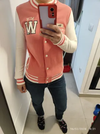 Cazadora estilo bomber rosa y blanca