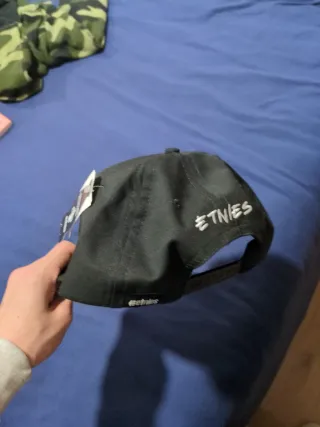 Gorra Etnies Negra con Diseño Circular