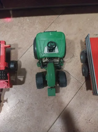 Set di giocattoli per bambini con tema trattori e macchinari agricoli