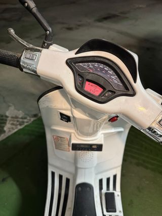 Vespa Eléctrica Niños Roja y Blanca