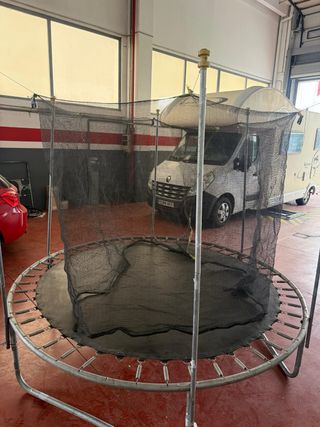 Cama elástica con red de seguridad