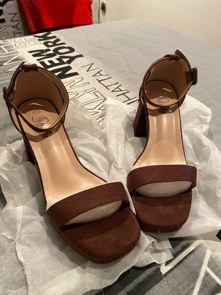 Sandalias tacón marrón