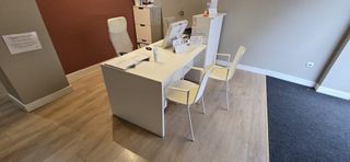 Mostrador de recepción blanco