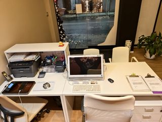 Mostrador de recepción blanco