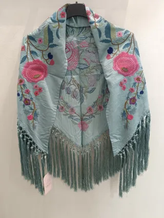 Mantoncillo bordado flores