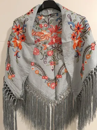 Mantoncillo bordado flores