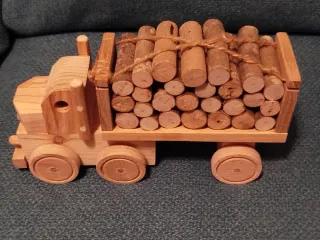 Camión de madera con troncos.