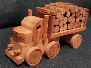 Camión de madera con troncos.