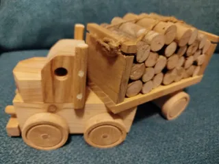 Camión de madera con troncos.