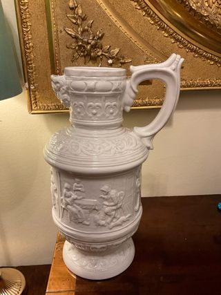 Jarra antigua de porcelana blanca