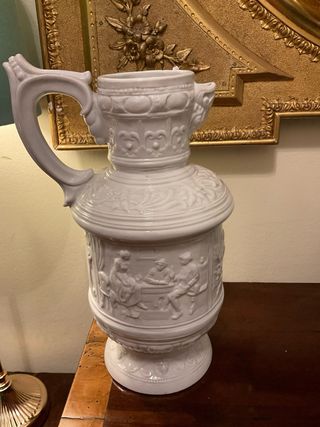 Jarra antigua de porcelana blanca