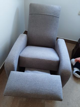 Sillón reclinable gris tela