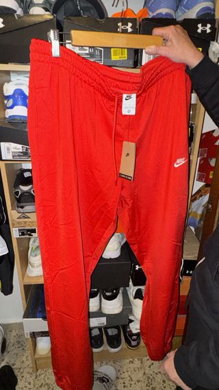 Conjunto deportivo Nike rojo y negro