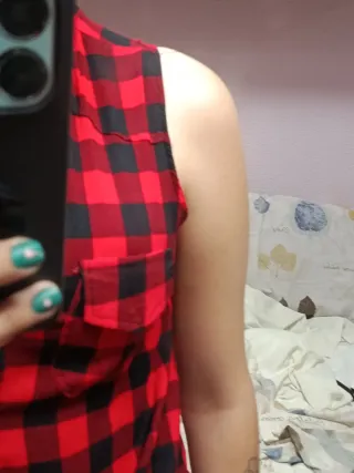 Camisa cuadros mujer sin mangas, es una L pequeña.