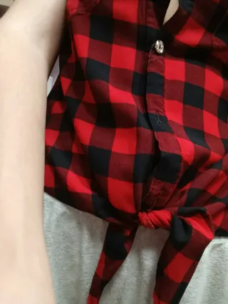 Camisa cuadros mujer sin mangas, es una L pequeña.