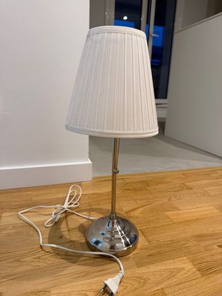 Lámpara de mesilla plateada y blanca