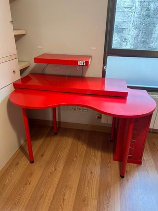 Escritorio rojo