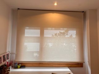 Estor enrollable color crema.