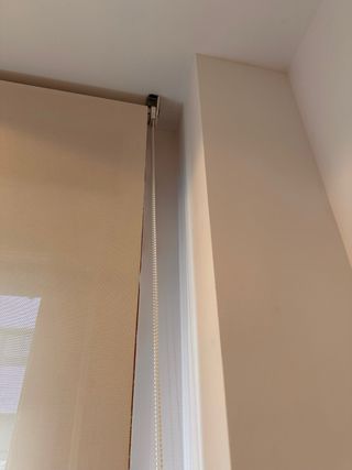 Estor enrollable color crema.