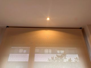 Estor enrollable color crema.