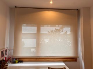 Estor enrollable color crema.