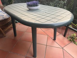 Mesa de resina verde para exterior