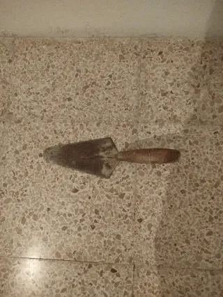 Paleta de hierro con mango de madera