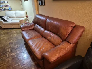 Sofá de cuero marrón