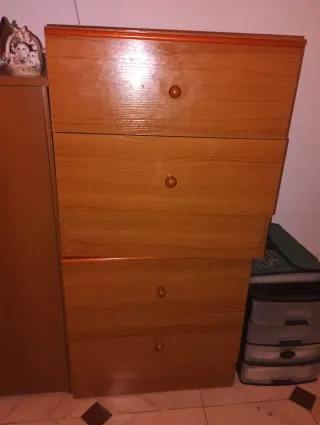 Cómoda de madera con cajones