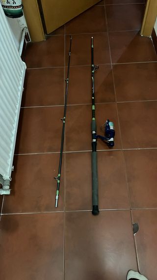 Cajas de señuelos de pesca, aparejos y cañas