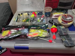 Cajas de señuelos de pesca, aparejos y cañas