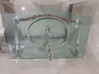 Mueble de baño de cristal con toallero